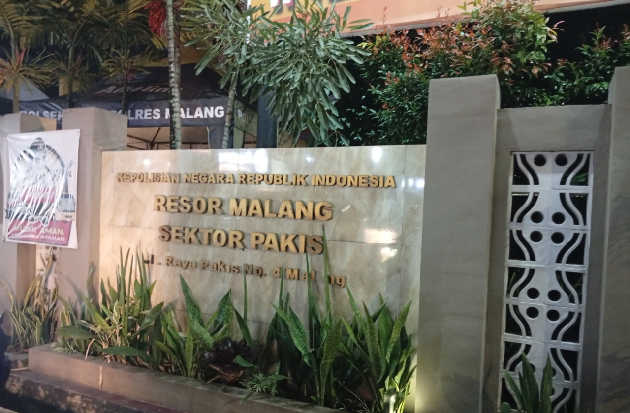 Seorang Pemuda Diduga  Tersangka Okerbaya, Bebas di Polsek Pakis, Uang Rp15 Juta Jadi Sorotan