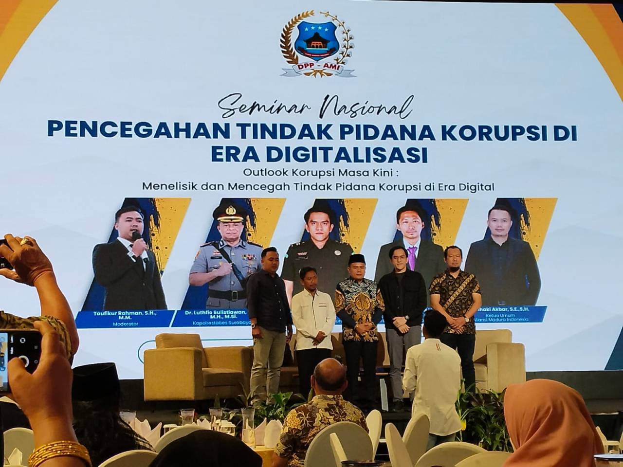 Merajut Integritas di Tengah Arus Digital, AMI Sukses Gelar Seminar Nasional dan Halal Bihalal di Hotel Morazen