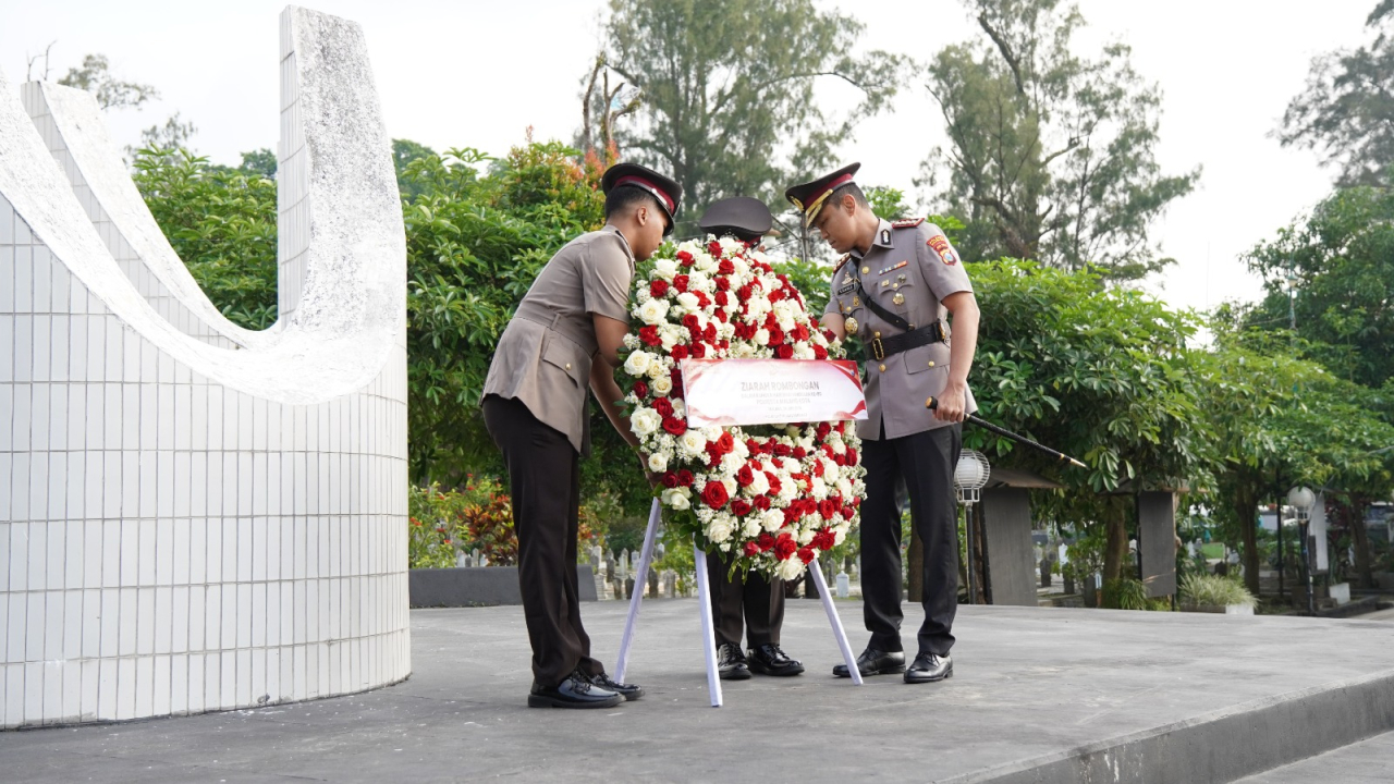 Kapolres Malang Kota Pimpin Ziarah TMP Suropati, Teladani Semangat Juang Pahlawan di Hari Bhayangkara ke-80