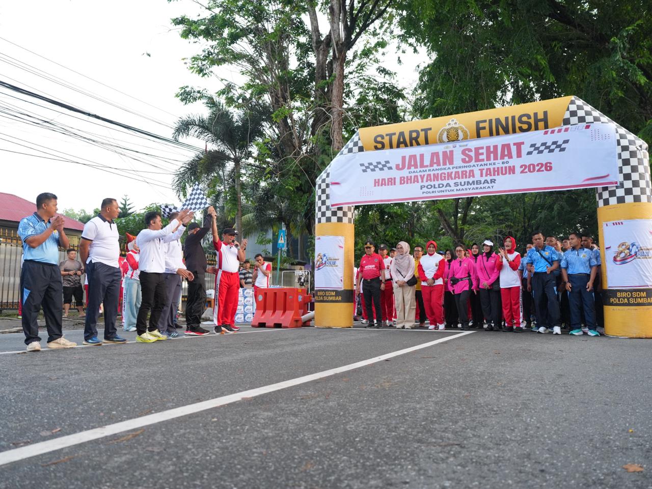 Polda Sumbar Salurkan 200 Paket Bansos di CFD Hari Bhayangkara ke-80