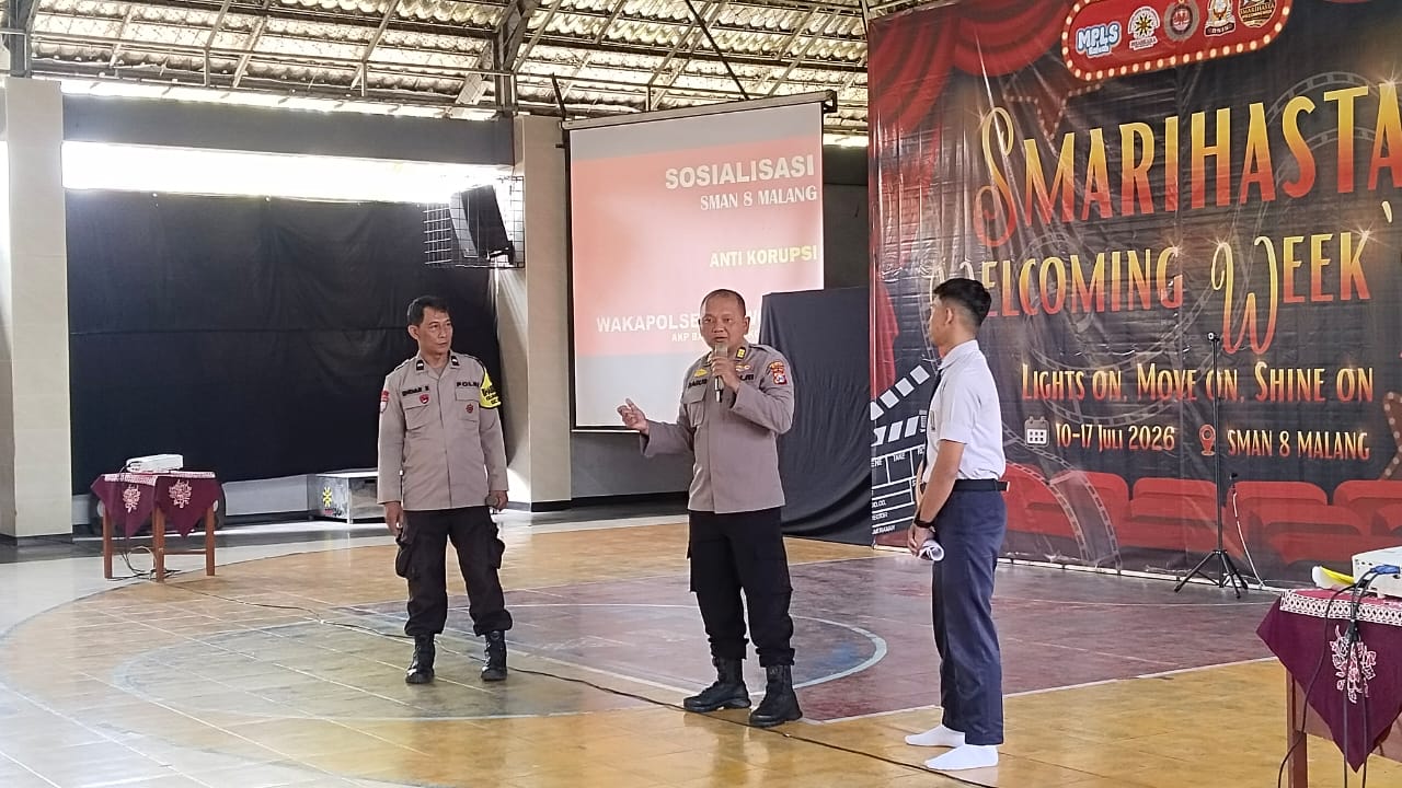 Sambang Sekolah Warnai MPLS 324 Siswa SMA, Wakapolsek Lowokwaru Bekali Edukasi Antikorupsi dan Bahaya Narkoba