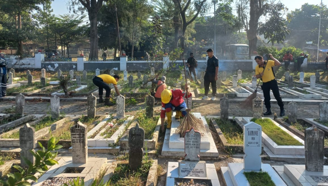 Jelang HUT ke-81 RI: Polresta Malang Bersama TNI-DLH Karya Bhakti di TMP Suropati, Wujud Penghormatan Kepada Pahlawan