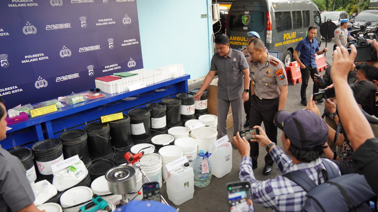 Polisi Sita 1,4 Ton Bahan Baku  Cosmetic: Resta Malang  Ungkap Tanpa  Izin BPOM, Omset Tembus Ratusan  Juta.