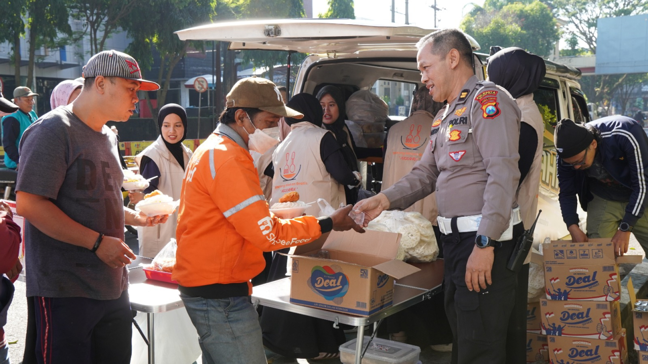 Makan Bersama Gratis Polresta Malang Kota di Alun-alun Merdeka, Mempererat Kedekatan dengan Masyarakat