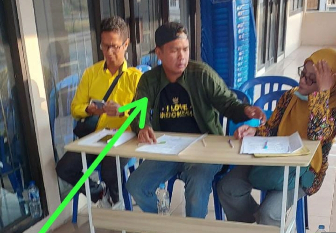 Main Dua Kaki Oknum Aparat Desa Telang Berinisial M Ikut Sebagai Anggota Aktif Partai Golkar Saksi Menanti