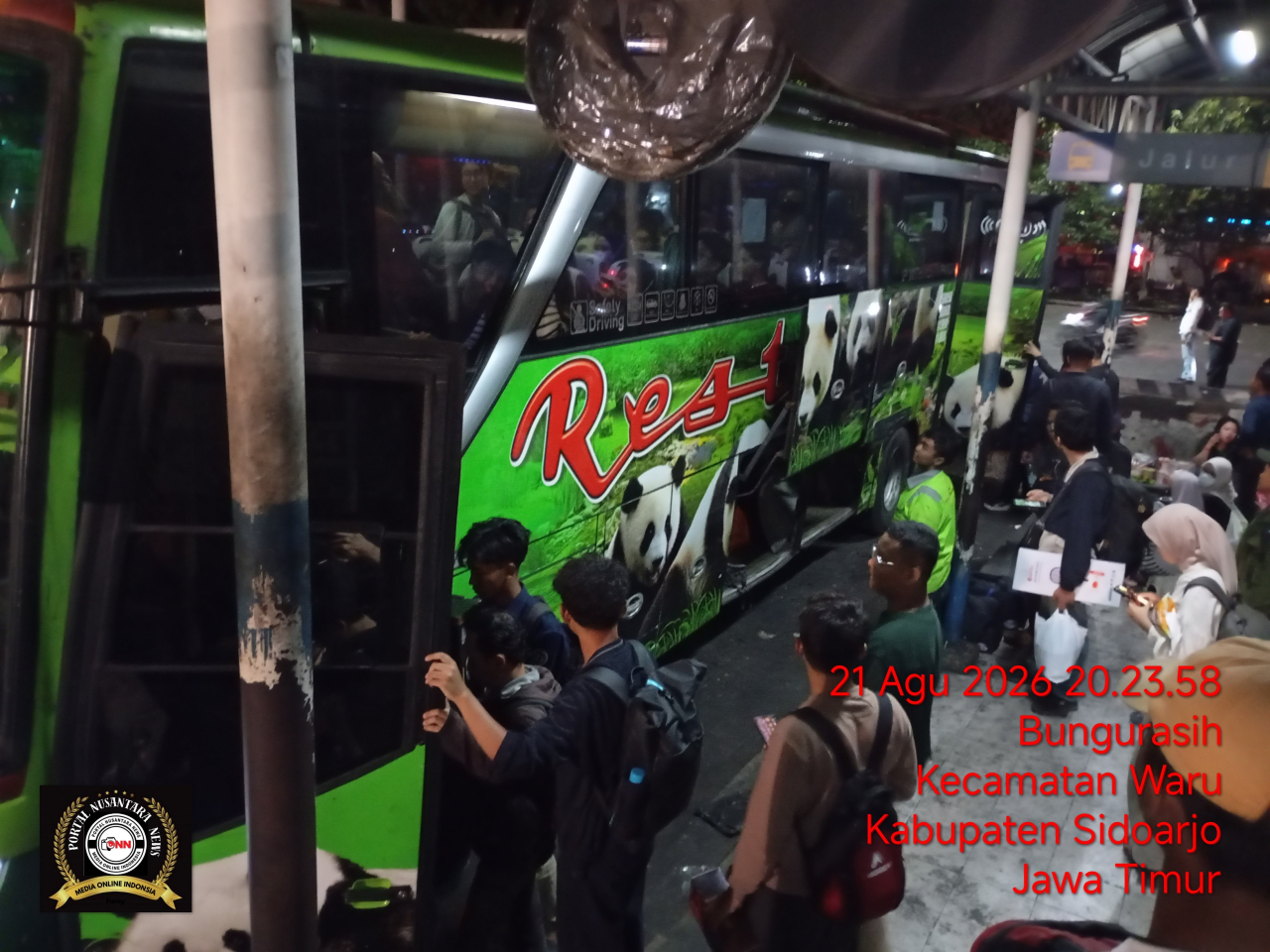 Penumpang Bus PO Restu Surabaya - Malang Membludak, Keselamatan Terabaikan demi Layanan Ekonomi