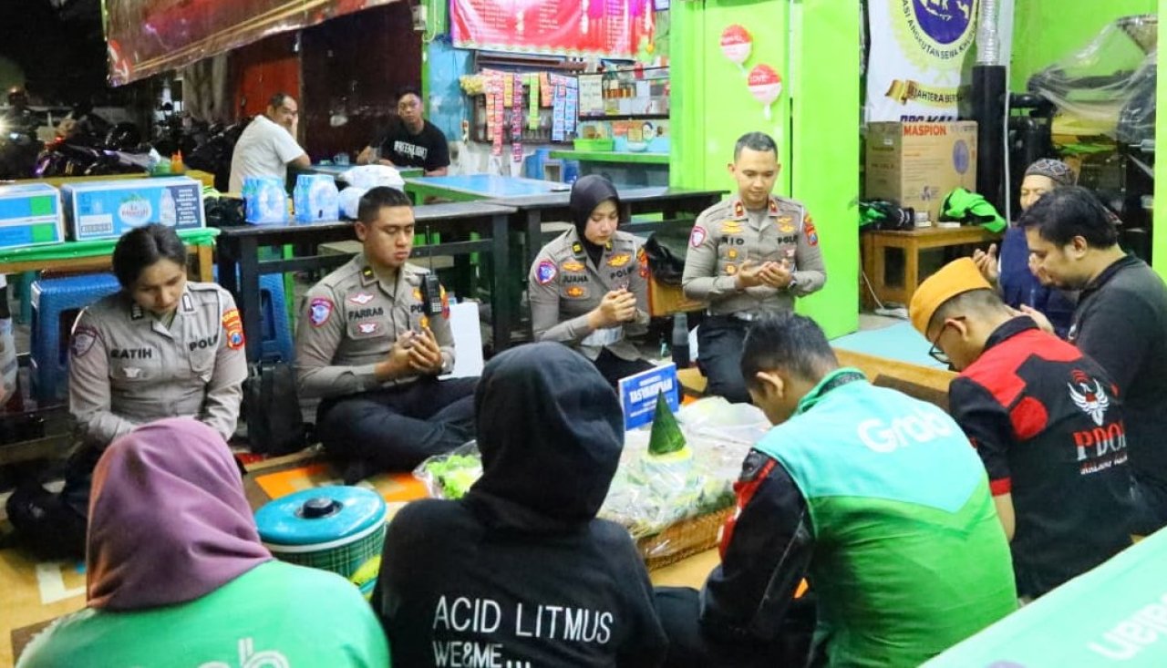 Momen Hangat Kasatlantas Polresta Malang Kota Tumpengan Bareng Ojol di Warung Kopi