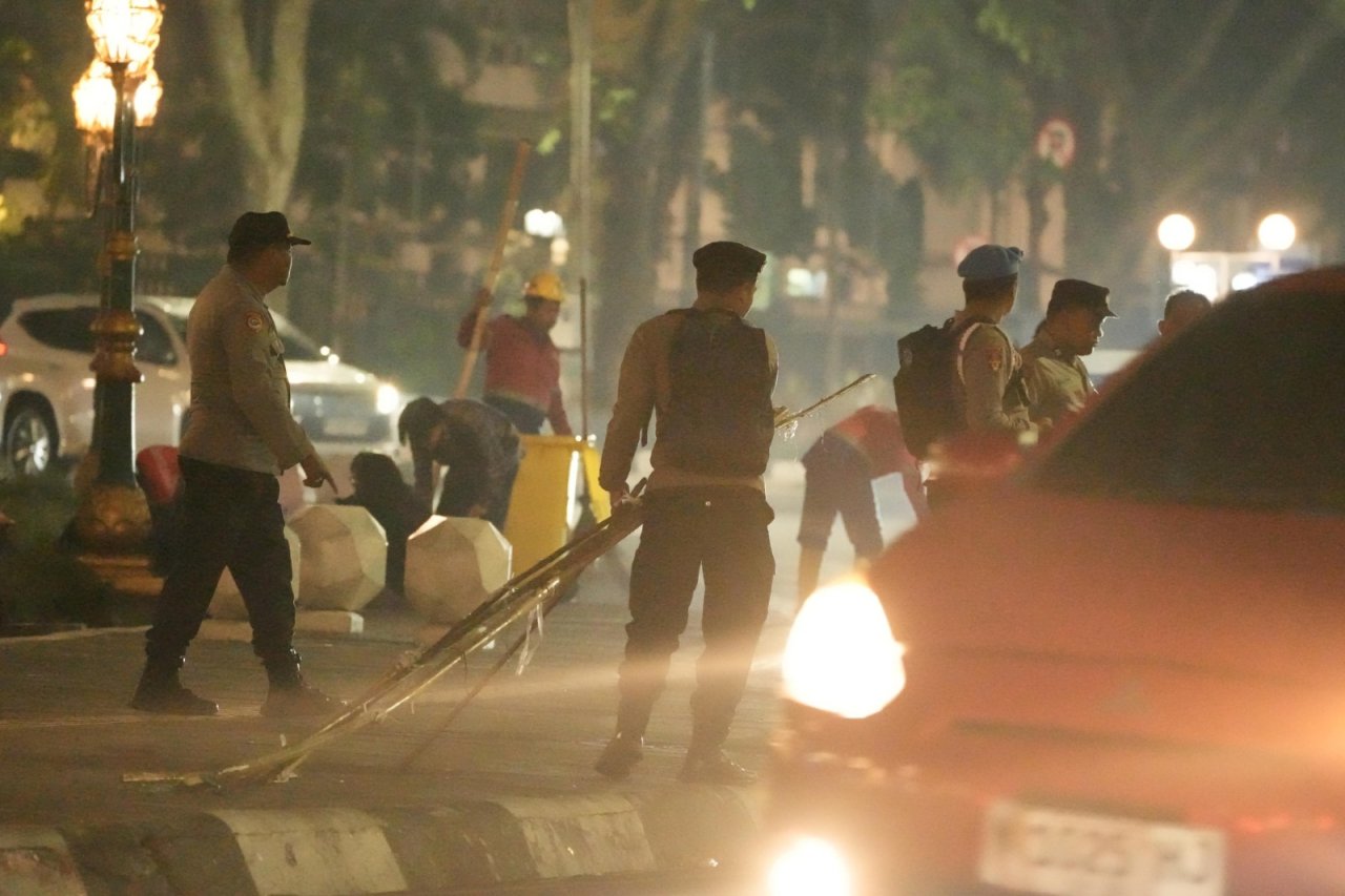 Pelayanan Tak Berhenti di Pengamanan, Personel Polresta Malang Bersihkan Sisa Sampah di Bundaran Tugu
