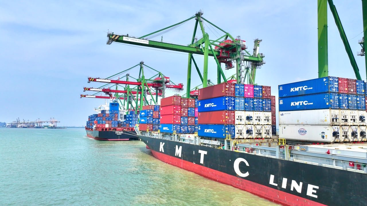 Hingga akhir September 2026, arus petikemas di tiga terminal yang dikelola perusahaan mencapai 2.299.342 TEUs, tumbuh 12,54 persen dibandingkan periode yang sama tahun sebelumnya. hms