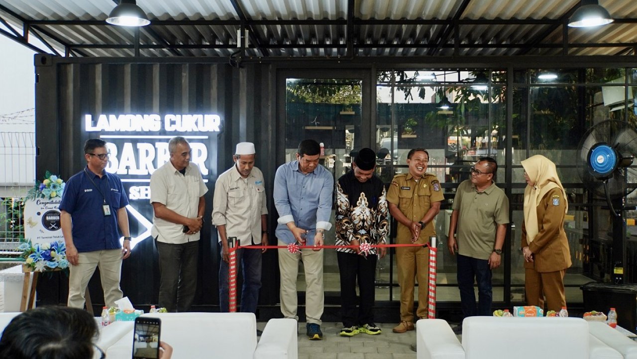 T Terminal Teluk Lamong (TTL) menghadirkan pendekatan pemberdayaan masyarakat melalui Lamong Cukur, program Tanggung Jawab Sosial dan Lingkungan (TJSL) yang menghubungkan pelatihan keterampilan dengan kesempatan kerja. ist